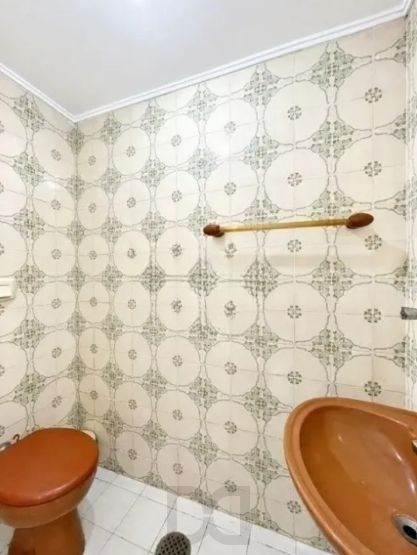Apartamento no bairro Higienópolis de 2 dormitórios e vaga DESOCUPADO — foto 6