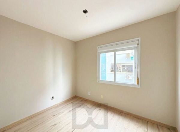 Apartamento no Menino Deus de 2 Dormitórios vaga e infra DESOCUPADO — foto 11