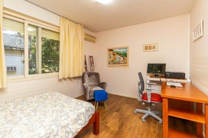Formidável apartamento com 3 dormitórios (2 deles são suíte), peças amplas e bem iluminadas, banheiro auxiliar e cozinha com área de serviço separada. Dispõe de uma vaga de garagem coberta. Edifício com elevador e sistema de segurança por câmeras. — foto 4