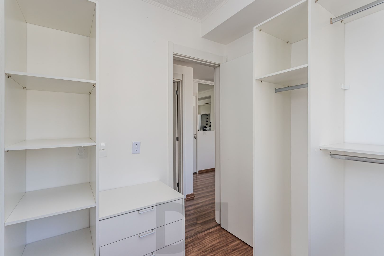 Apartamento no Sarandi de 2 dormitórios vaga e infra DESOCUPADO — foto 9