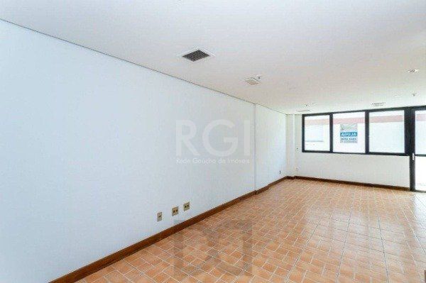 Sala comercial na Av Carlos Gomes com sacada DESOCUPADA — foto 7