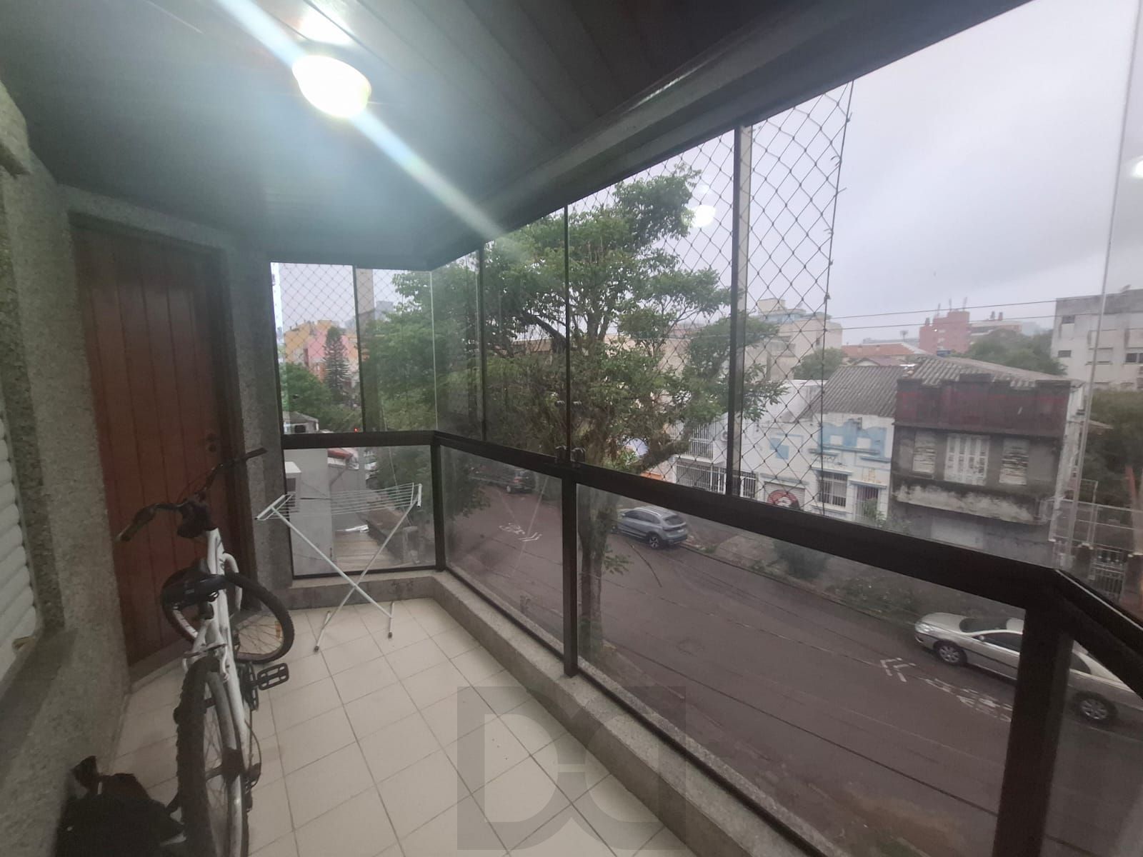 Apartamento para venda, composto por 2 dormitórios sendo 1 suíte, living com sacada integrada e 1 vaga de garagem coberta. — foto 1