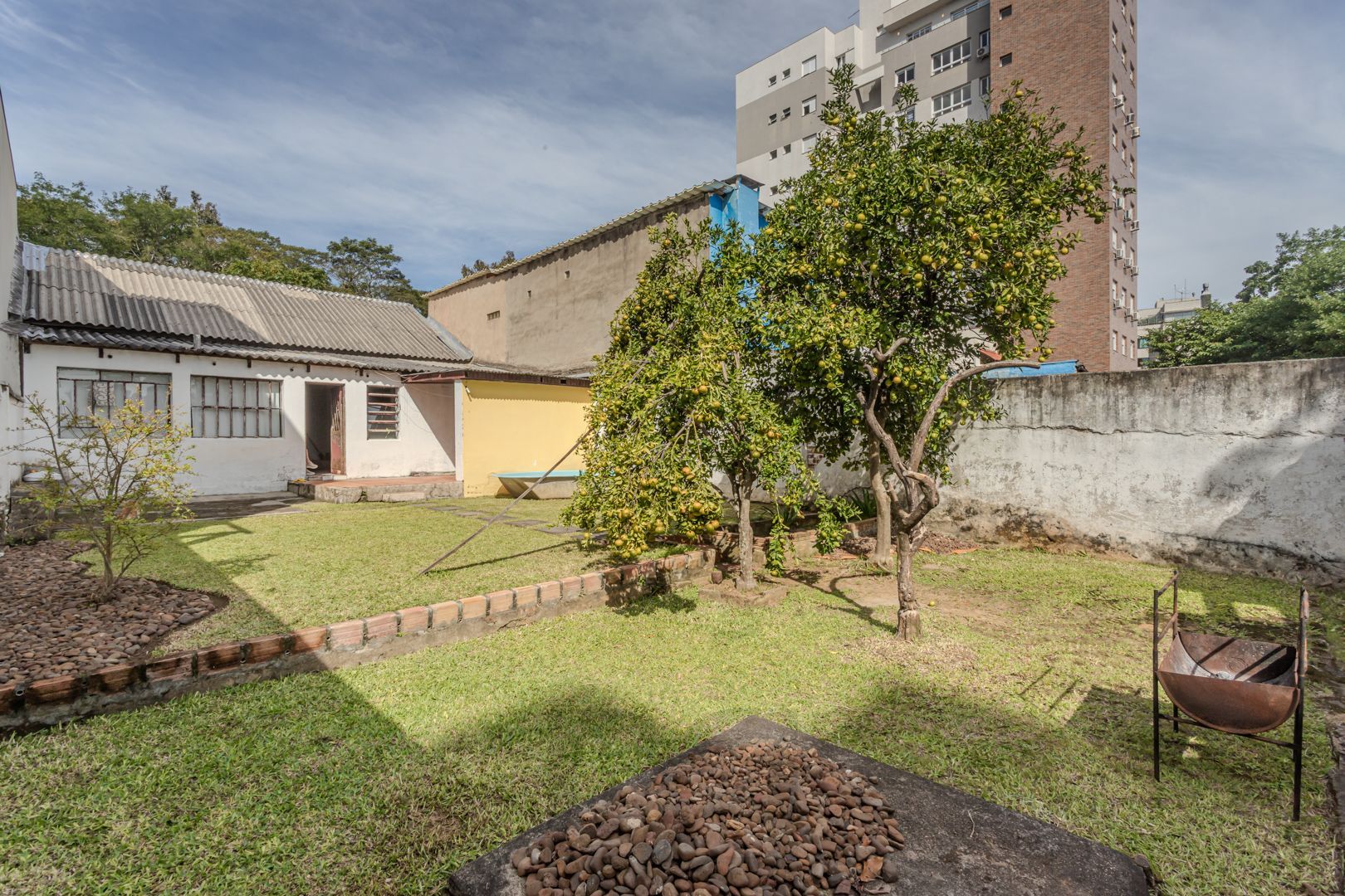 Casa no bairro Jardim Botânico de 3 dormitórios e garagem e terreno com 370m² — foto 1