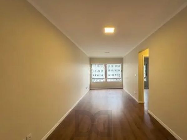 Apartamento no Centro de 2 dormitórios e 2 vagas DESOCUPADO — foto 2