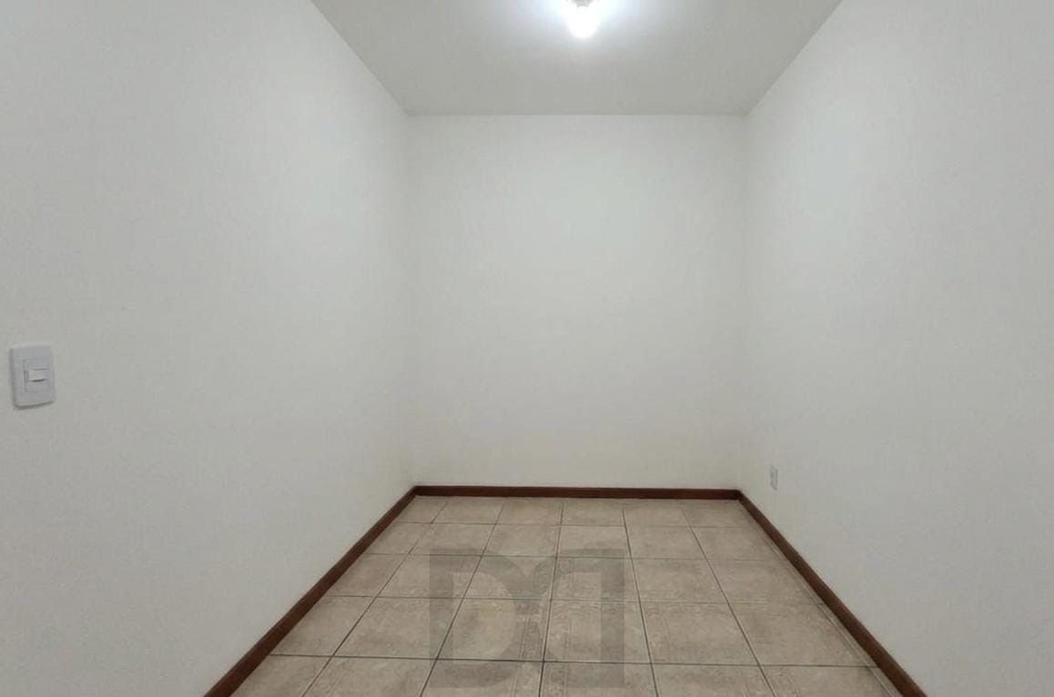 Apresentamos esta excelente casa no bairro Jardim Itu, em Porto Alegre, com 175m² privativos, perfeita para quem busca amplitude, conforto e qualidade de vida em uma região tranquila e valorizada. — foto 13
