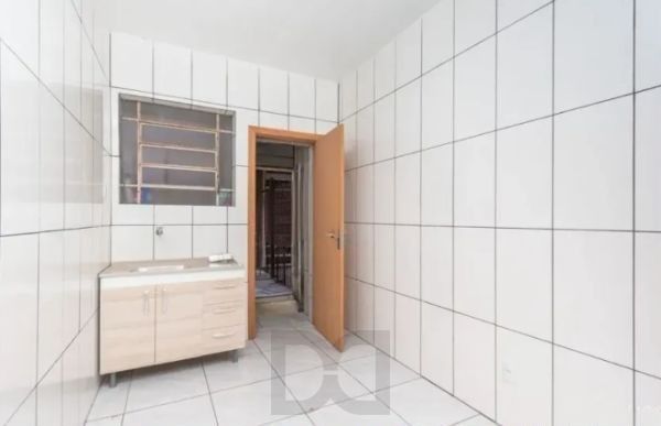 Apartamento de 2 dormitórios térreo DESOCUPADO no bairro Praia de Belas — foto 5