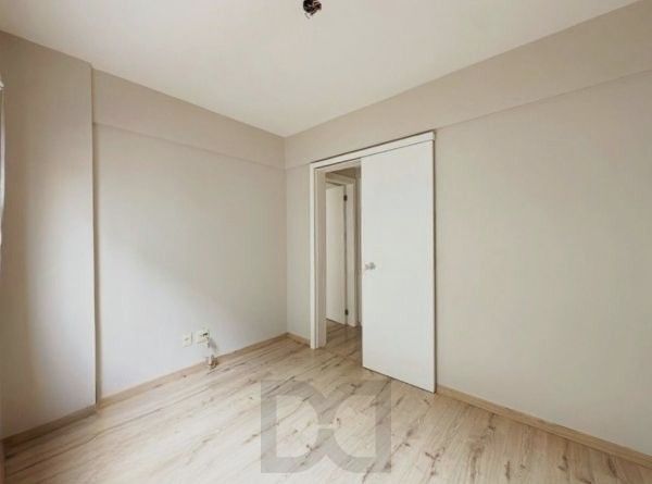 Apartamento no Menino Deus de 2 Dormitórios vaga e infra DESOCUPADO — foto 9