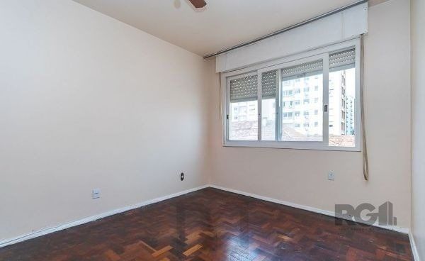 Apartamento no bairro Auxiliadora de 2 dormitórios dependência e vaga DESOCUPADO — foto 7