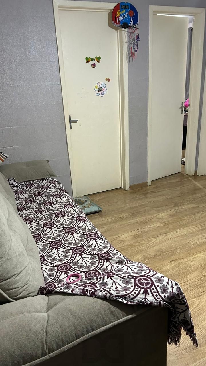 Apartamento semi mobiliado à venda em Porto Alegre, bem localizado, a duas quadras da FAPA, situado no 2° andar. O imóvel possui 2 quartos e 1 banheiro e 1 vaga de garagem. — foto 5