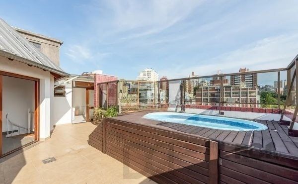 Cobertura no bairro Petrópolis de 2 dormitórios 2 vagas e piscina — foto 1