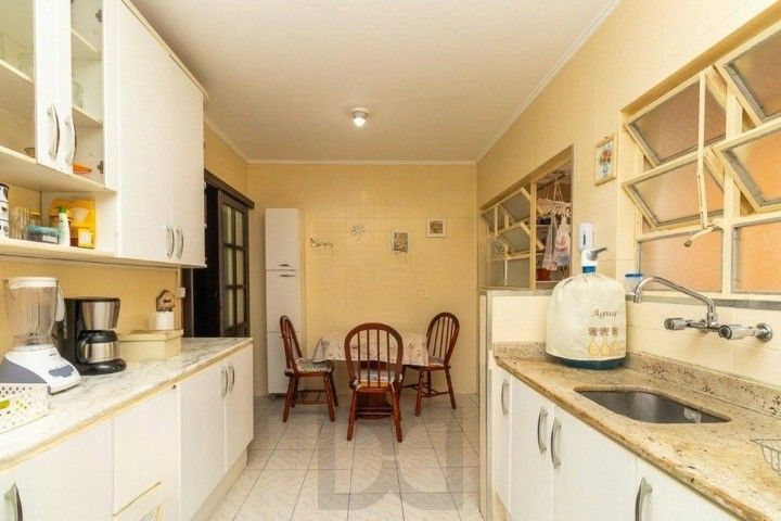 Formidável apartamento com 3 dormitórios (2 deles são suíte), peças amplas e bem iluminadas, banheiro auxiliar e cozinha com área de serviço separada. Dispõe de uma vaga de garagem coberta. Edifício com elevador e sistema de segurança por câmeras. — foto 14