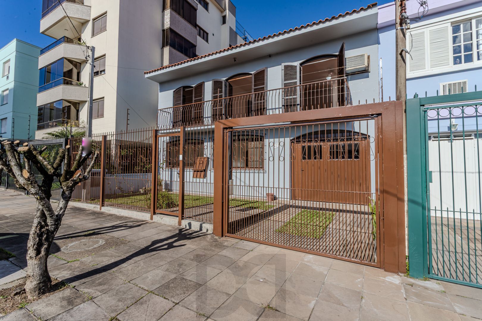 Casa no Partenon com 4 dormitórios e 4 vagas DESOCUPADA — foto 1