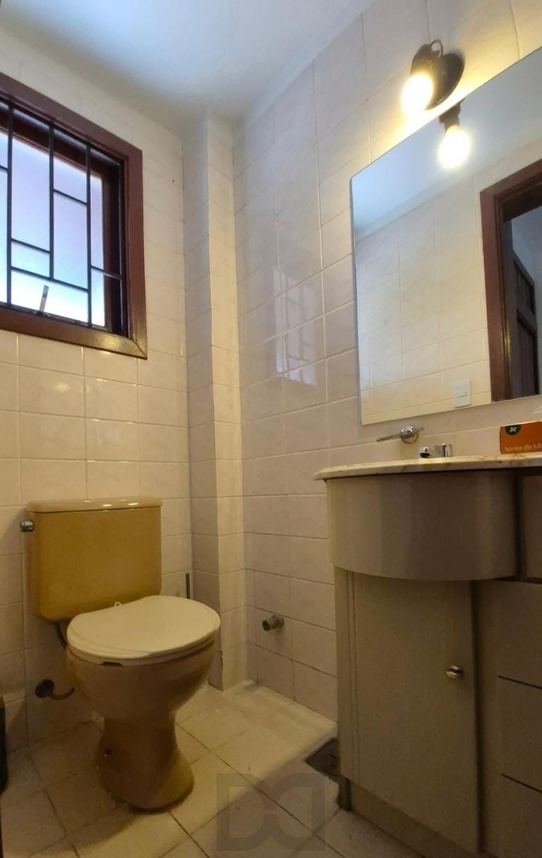 Apresentamos esta excelente casa no bairro Jardim Itu, em Porto Alegre, com 175m² privativos, perfeita para quem busca amplitude, conforto e qualidade de vida em uma região tranquila e valorizada. — foto 22