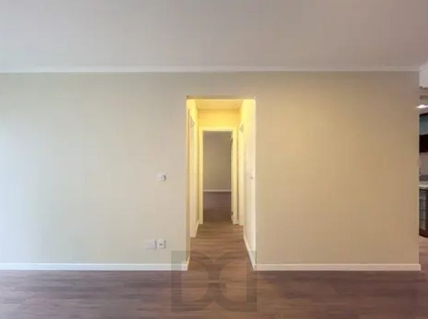 Apartamento no Centro de 2 dormitórios e 2 vagas DESOCUPADO — foto 4