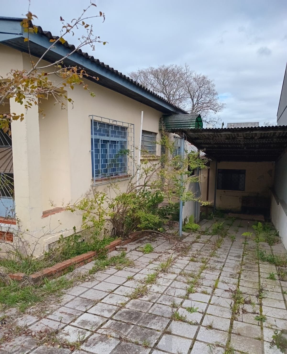 Casa no bairro Nonoai de 3 dormitórios e pátio — foto 1