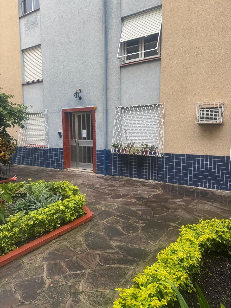 Apartamento térreo de 2 dormitórios, Menino Deus DESOCUPADO — foto 13