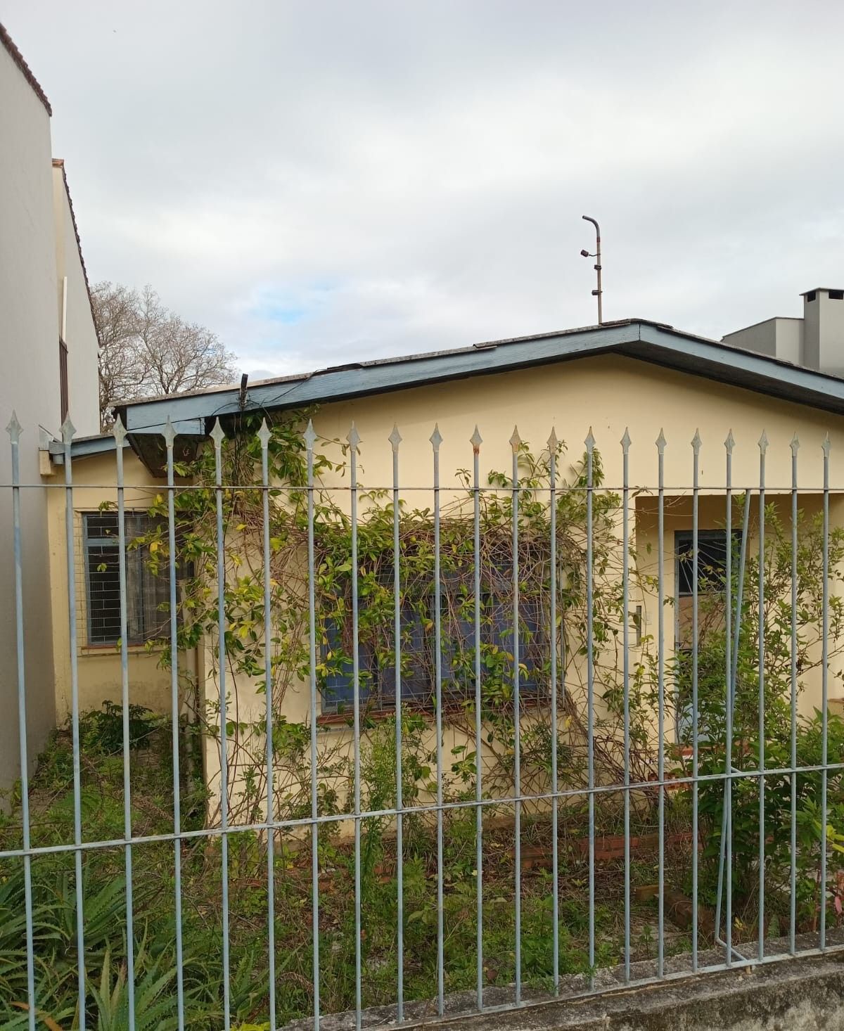 Casa no bairro Nonoai de 3 dormitórios e pátio — foto 2