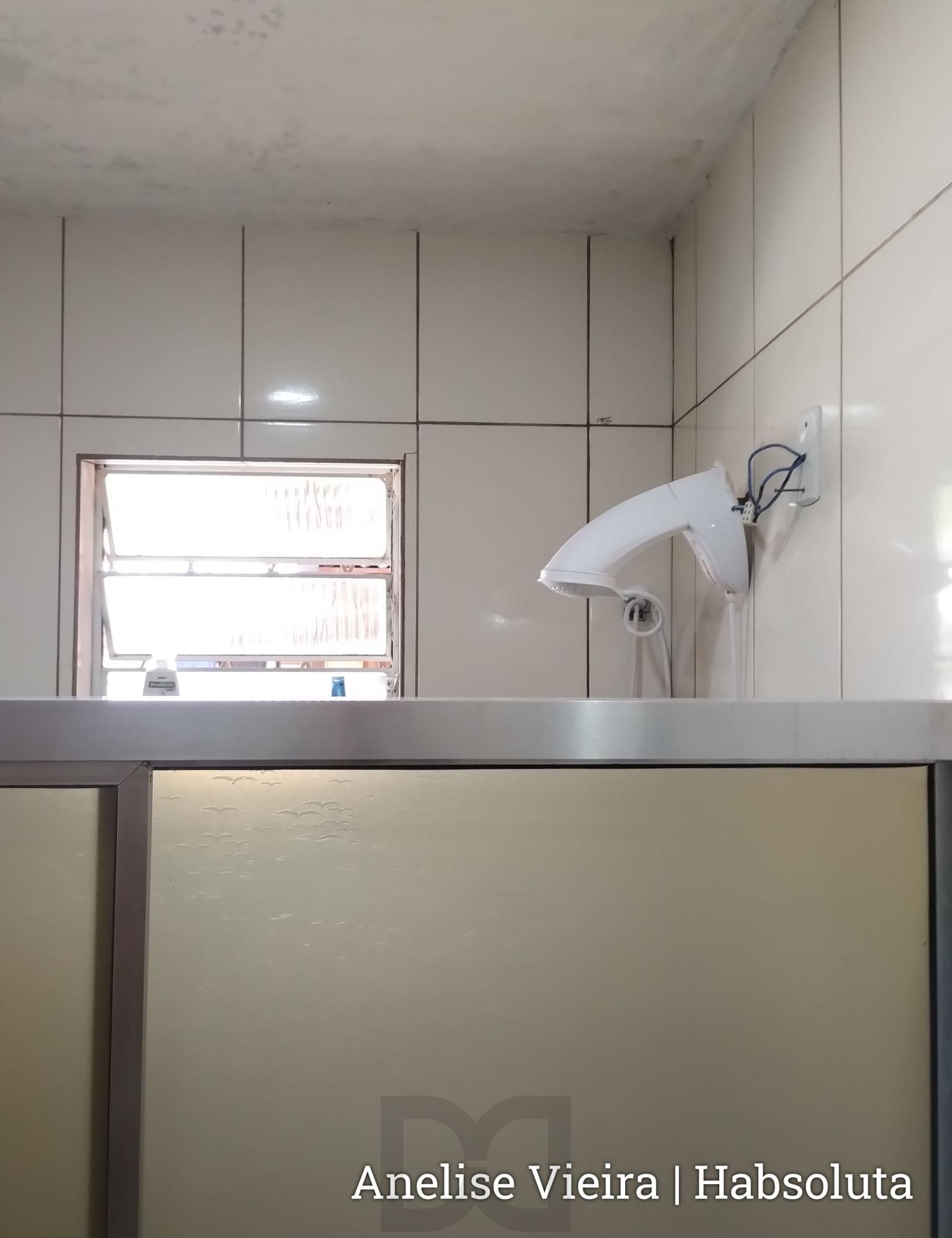 Banheiro bem ventilado localizado estrategicamente na distribuição interna