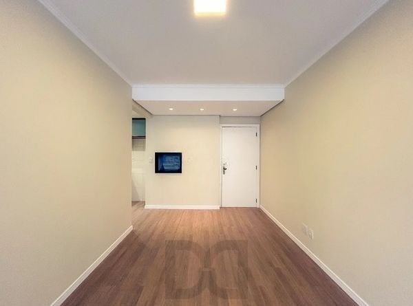 Apartamento no Centro de 2 dormitórios e 2 vagas DESOCUPADO — foto 3