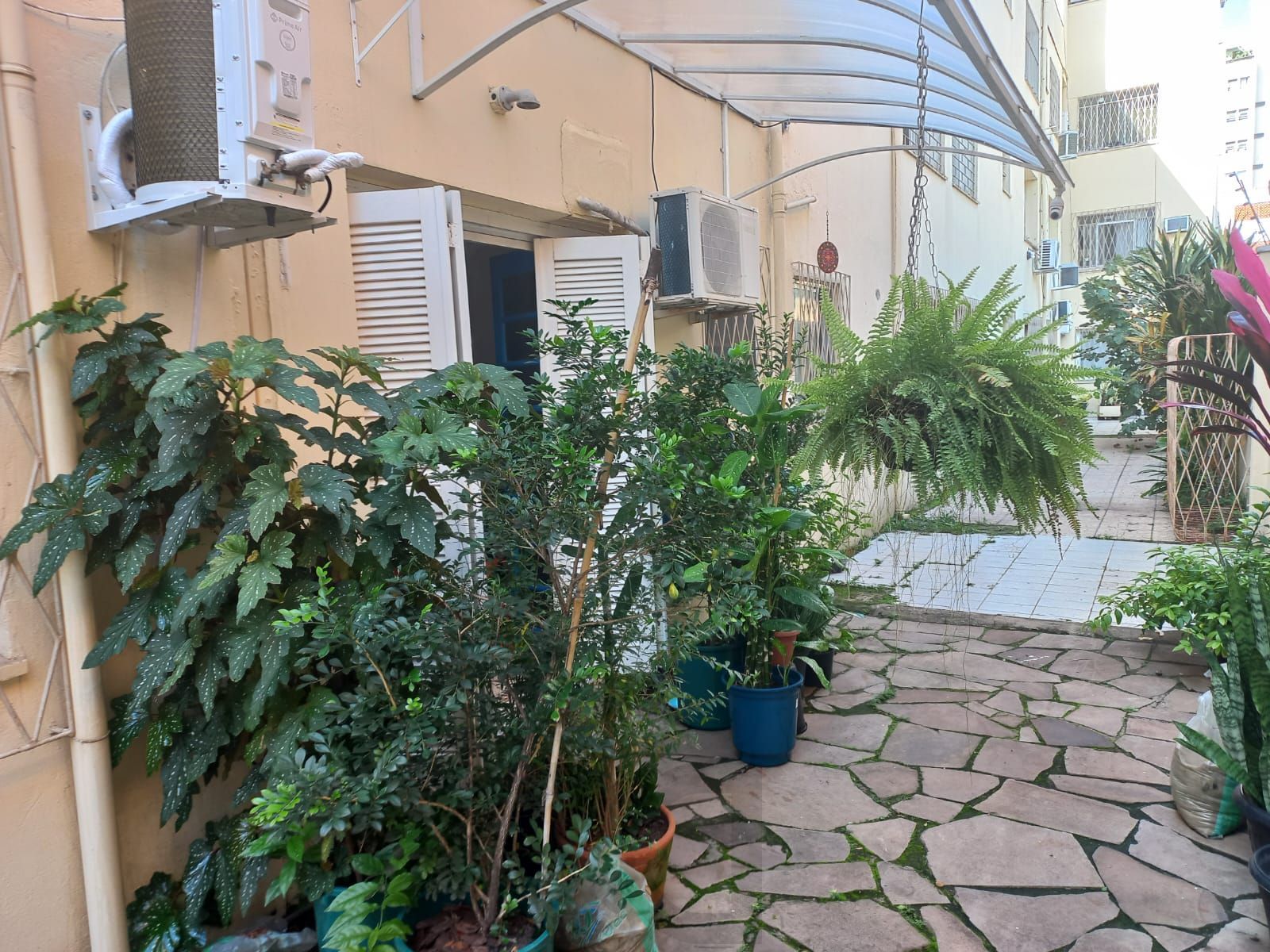 EXCELENTE APARTAMENTO TÉRREO DE 2 DORMITÓRIOS, SEMIMOBILIADO, À VENDA NO BAIRRO MENINO DEUS, PORTO ALEGRE. — foto 17