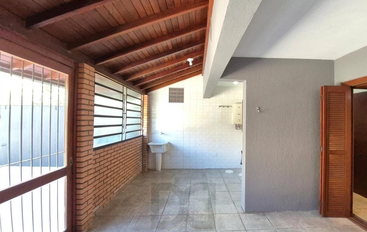 Apresentamos esta excelente casa no bairro Jardim Itu, em Porto Alegre, com 175m² privativos, perfeita para quem busca amplitude, conforto e qualidade de vida em uma região tranquila e valorizada. — foto 20