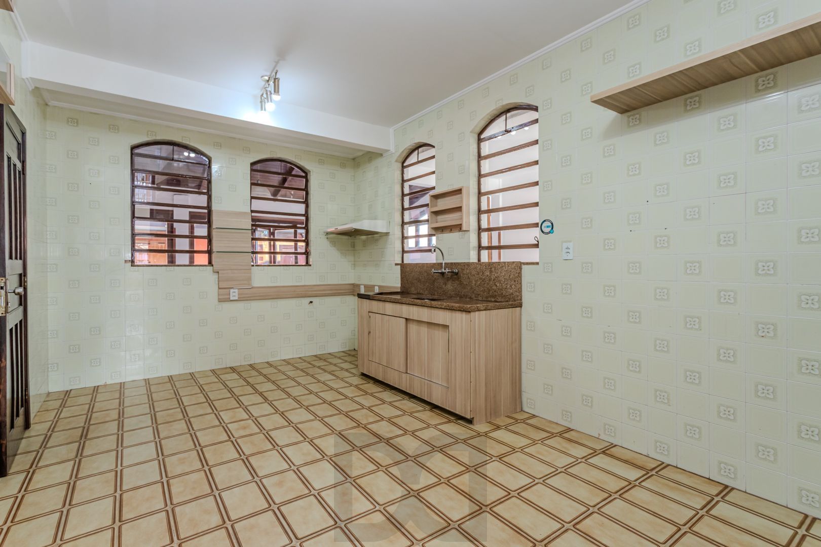 Casa no Partenon com 4 dormitórios e 4 vagas DESOCUPADA — foto 9