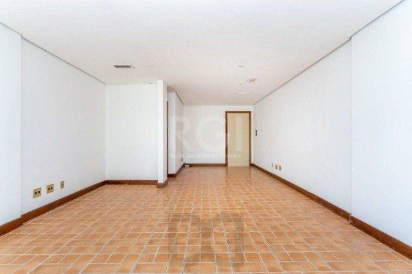 Sala comercial na Av Carlos Gomes com sacada DESOCUPADA — foto 3