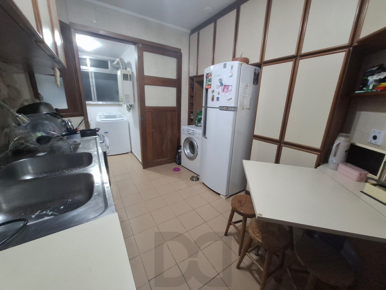Apartamento para venda, composto por 2 dormitórios sendo 1 suíte, living com sacada integrada e 1 vaga de garagem coberta. — foto 5