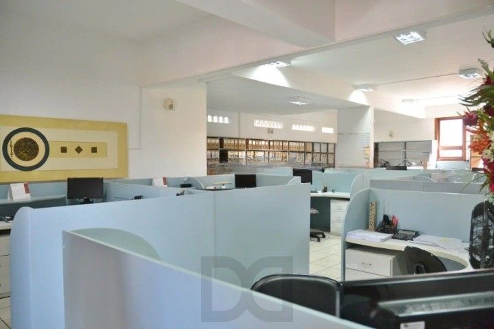 Casa Comercial e Residencial com 518m² (4 quartos / 5 banheiros / 3 vagas garagem) no Bairro Partenon localizada à meia quadra da Av. Bento Gonçalves. — foto 32