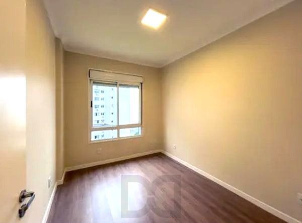 Apartamento no Centro de 2 dormitórios e 2 vagas DESOCUPADO — foto 5