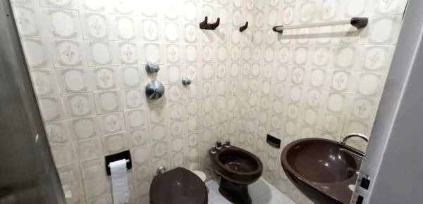 Apartamento de 2 dormitórios no bairro Teresópolis térreo com pátio DESOCUPADO — foto 5
