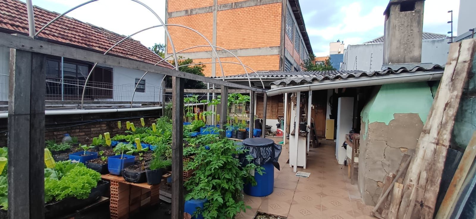 Vende-se casa de madeira, com dois dormitórios, banheiro, sala e cozinha. Localização privilegiada no bairro Jardim Botânico. Área do terreno com 6,6mx44m. — foto 6
