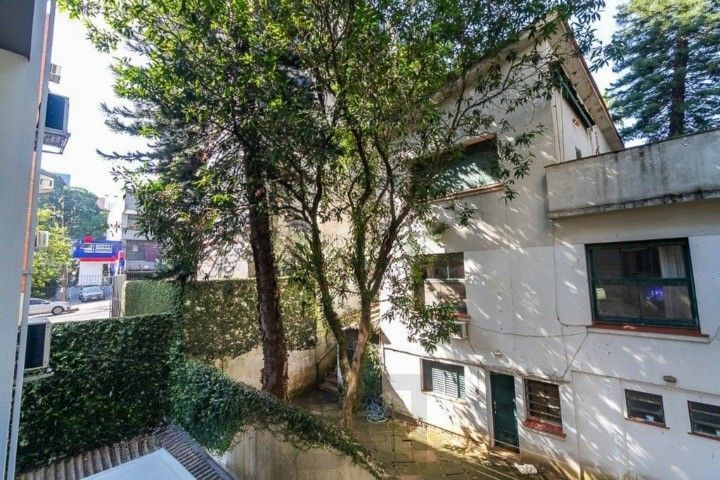 Formidável apartamento com 3 dormitórios (2 deles são suíte), peças amplas e bem iluminadas, banheiro auxiliar e cozinha com área de serviço separada. Dispõe de uma vaga de garagem coberta. Edifício com elevador e sistema de segurança por câmeras. — foto 8