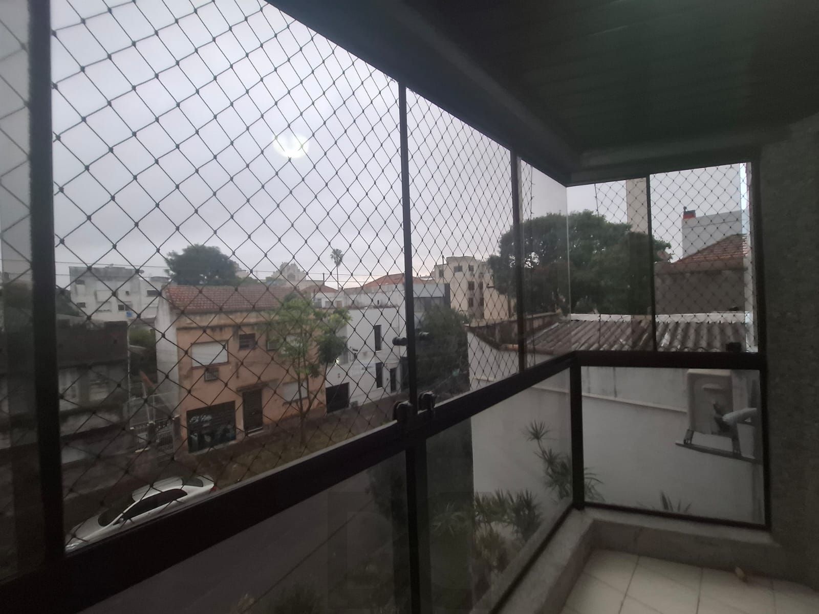 Apartamento para venda, composto por 2 dormitórios sendo 1 suíte, living com sacada integrada e 1 vaga de garagem coberta. — foto 2