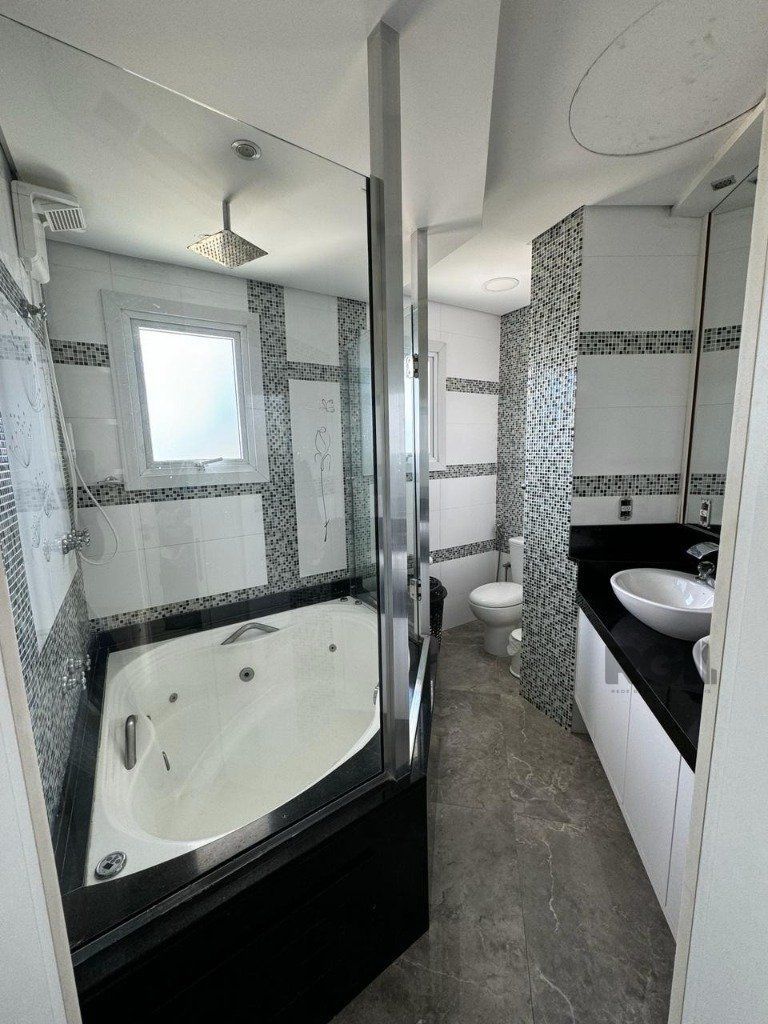 Casa de altíssimo padrão na zona norte de Porto Alegre. — foto 19