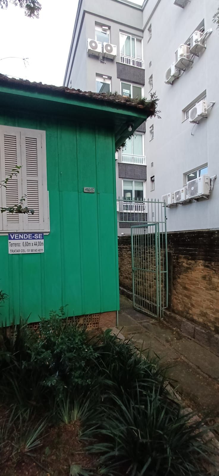 Vende-se casa de madeira, com dois dormitórios, banheiro, sala e cozinha. Localização privilegiada no bairro Jardim Botânico. Área do terreno com 6,6mx44m. — foto 17