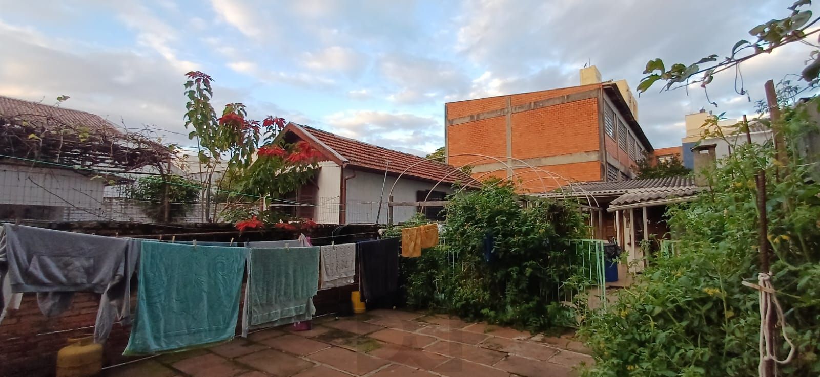 Vende-se casa de madeira, com dois dormitórios, banheiro, sala e cozinha. Localização privilegiada no bairro Jardim Botânico. Área do terreno com 6,6mx44m. — foto 10