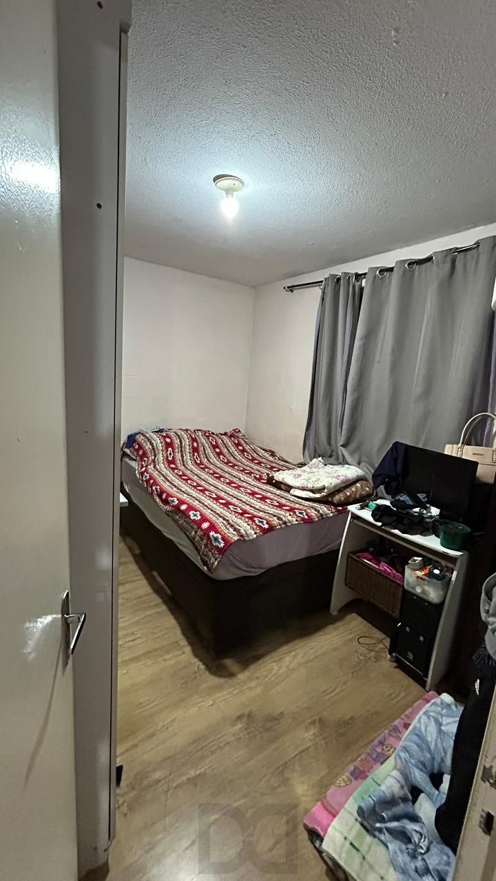 Apartamento semi mobiliado à venda em Porto Alegre, bem localizado, a duas quadras da FAPA, situado no 2° andar. O imóvel possui 2 quartos e 1 banheiro e 1 vaga de garagem. — foto 9