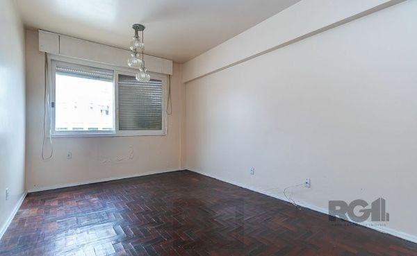Apartamento no bairro Auxiliadora de 2 dormitórios dependência e vaga DESOCUPADO — foto 2
