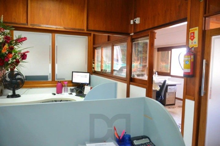 Casa Comercial e Residencial com 518m² (4 quartos / 5 banheiros / 3 vagas garagem) no Bairro Partenon localizada à meia quadra da Av. Bento Gonçalves. — foto 35