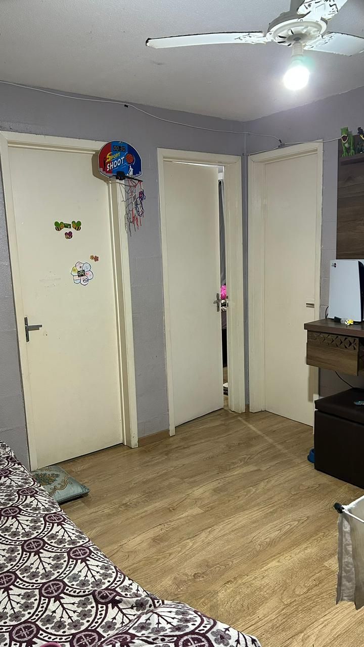 Apartamento semi mobiliado à venda em Porto Alegre, bem localizado, a duas quadras da FAPA, situado no 2° andar. O imóvel possui 2 quartos e 1 banheiro e 1 vaga de garagem. — foto 4