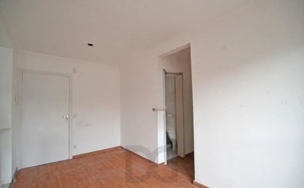2 DORMITÓRIOS C/ VISTA PANORÂMICA E SUITE,DESOCUPADO, REFORMADO E SEMI MOBILIADO, C/VAGA COBERTA NO PORTO TERESÓPOLIS — foto 3