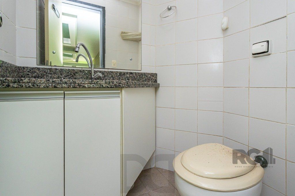 Sala comercial no Menino Deus desocupada — foto 13