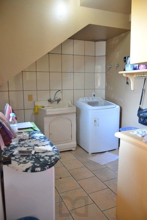 Casa Comercial e Residencial com 518m² (4 quartos / 5 banheiros / 3 vagas garagem) no Bairro Partenon localizada à meia quadra da Av. Bento Gonçalves. — foto 21