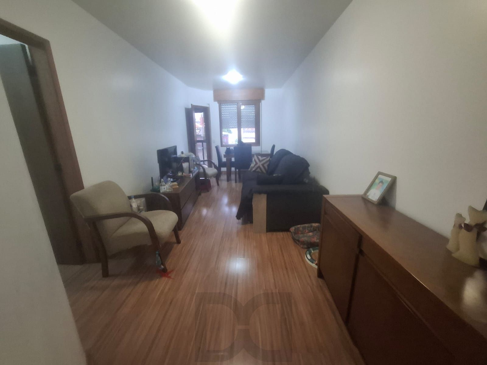 Apartamento para venda, composto por 2 dormitórios sendo 1 suíte, living com sacada integrada e 1 vaga de garagem coberta. — foto 3