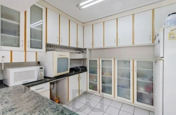 Casa / sobrado no bairro Jardim Itu de 3 dormitórios e pátio com piscina — foto 17