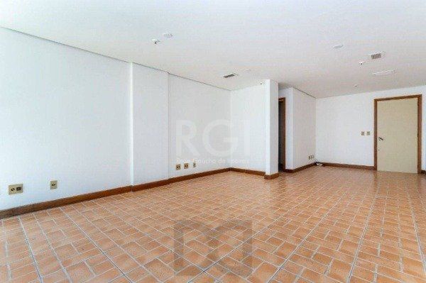 Sala comercial na Av Carlos Gomes com sacada DESOCUPADA — foto 5