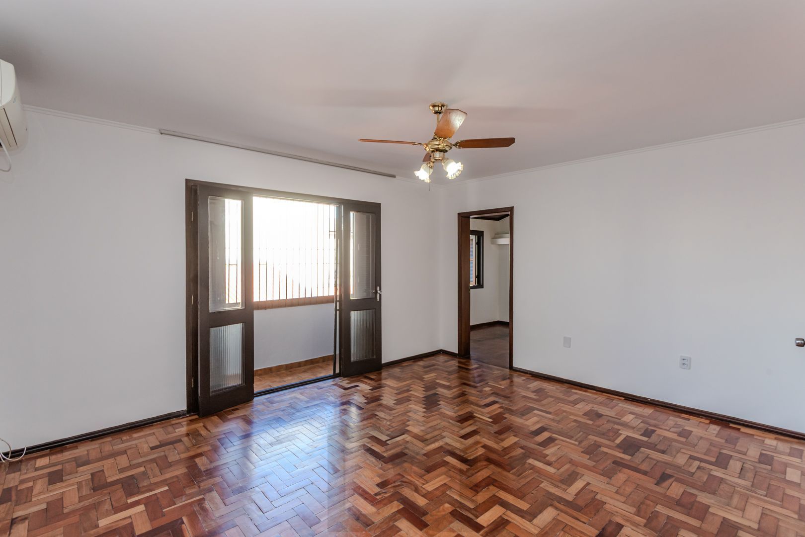 Casa no Partenon com 4 dormitórios e 4 vagas DESOCUPADA — foto 42