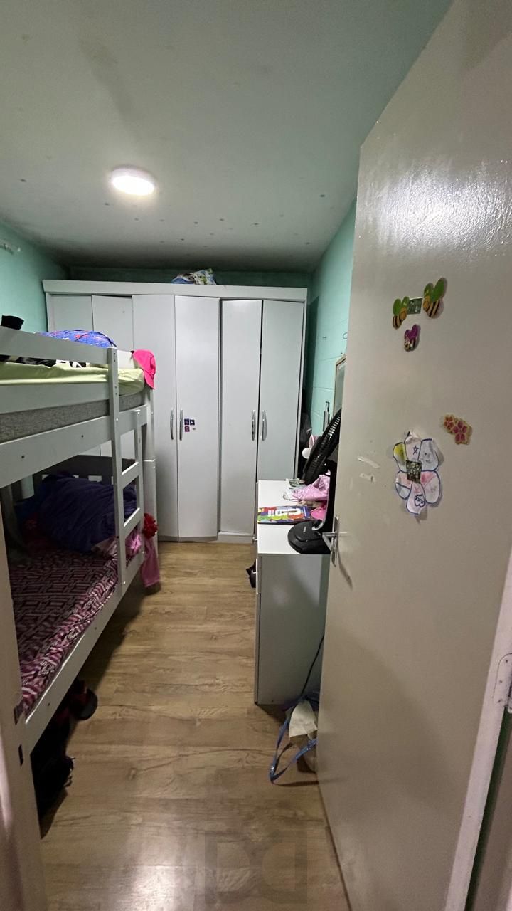 Apartamento semi mobiliado à venda em Porto Alegre, bem localizado, a duas quadras da FAPA, situado no 2° andar. O imóvel possui 2 quartos e 1 banheiro e 1 vaga de garagem. — foto 10