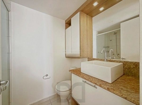 Apartamento no Menino Deus de 2 Dormitórios vaga e infra DESOCUPADO — foto 12